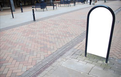 Alutafel als Wegweiser